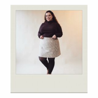 Do you plan your wardrobe for the week?? Here’s some ideas to make the next 7 mornings a wee bit easier: a brocade mini and turtleneck by @streetandsaddle, perfect for the Monday meeting. For Tuesday, an equally easy look from @pktsclothing with a sweatshirt in light grey and pants in grey-green, a perfect neutral for spring! By Wednesday we wanna luxe it up so @jessica_redditt_designs silk blouse and @mo.soma’s pearls are a great pick with either @streetandsaddle’s brocade skirt from Monday, or a pair of vintage high waist jeans. Thursday feels a bit more playful, so a co-ordinating set by @unidesign_world is the perfect way to look pulled together even if you hit snooze an extra time. The fun continues Friday with @ogeajibe’s pink turtleneck underneath @jillrobertson_sews February dress, because those shoulder ties are meant to be out in the world, not under a sweater. And at this point in the week, we know we’ve used @consciouscare’s dry shampoo at least twice 😂 For Saturday, @prim_stargazer’s crop top in recycled linen with @pktsclothing pants (from Tuesday) and sneakers hits the perfect level of casual cool… perfect to, say, shop at @firstpickyvr from 11-6pm! Sundays we all like to lounge, but not this weekend friend, we’ve got day 2 of @firstpickyvr so @morenaclothing’s extra fun colour block baseball tee and some jeans and it’s out the door for more talking local, sustainability, and handmade!  Which look is your favourite? #handmadelooksgoodonyou #vancouverdesigner #vancouverfashion
